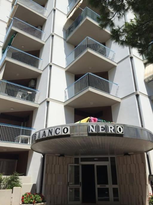 Bianco Nero Fronte Mare